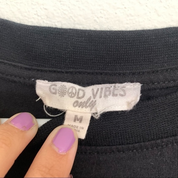 Good Vibes Only Black Rose Graphic Cropped Long Sleeve Shirt - Picture 4 of 4